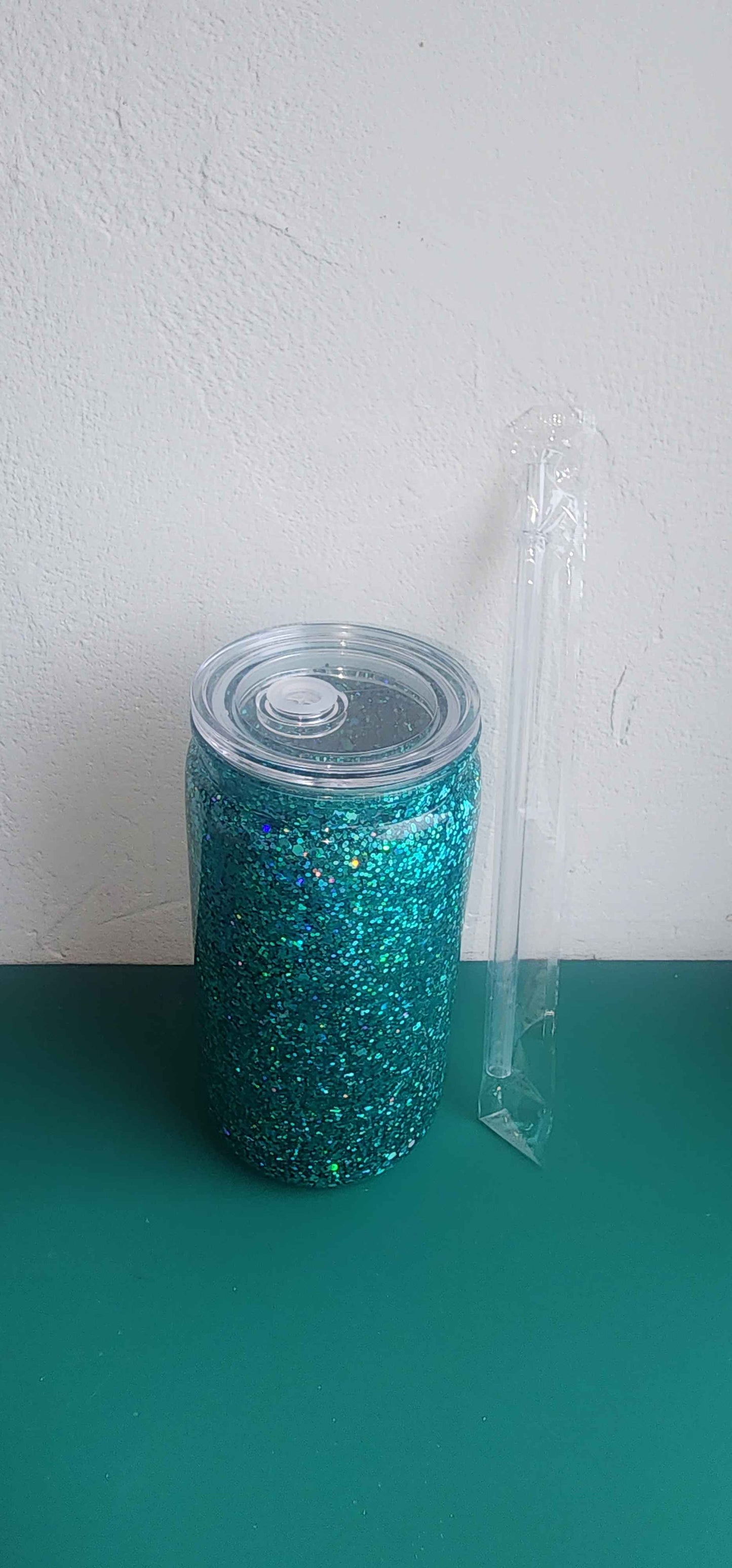 Tasse en verre à paillettes bleues